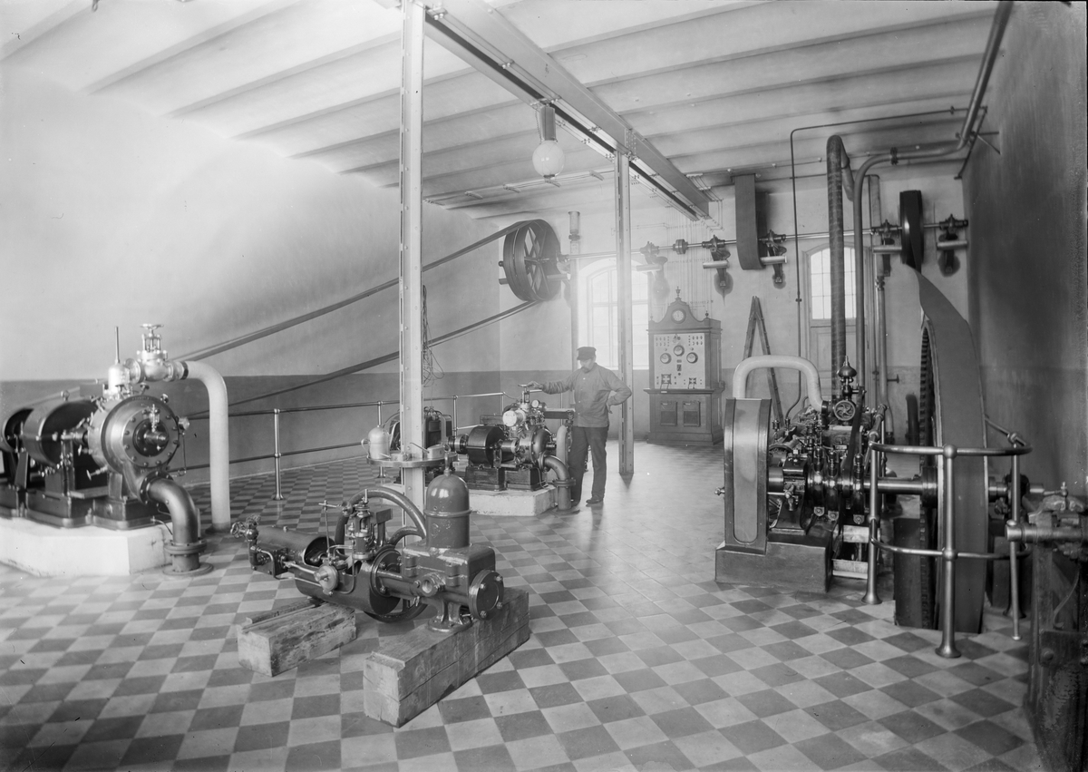 Maskinrummet i jästfabriken, Upsala Ångqvarns AB, Östra Ågatan, Uppsala omkring 1913