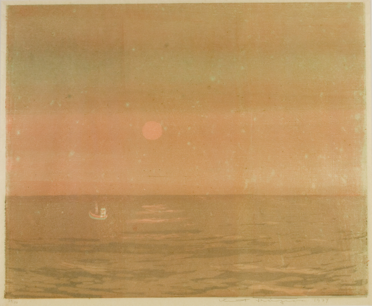 Brunrosa dis om rund sol over hav med fiskeskøyter i langsomme bølger.