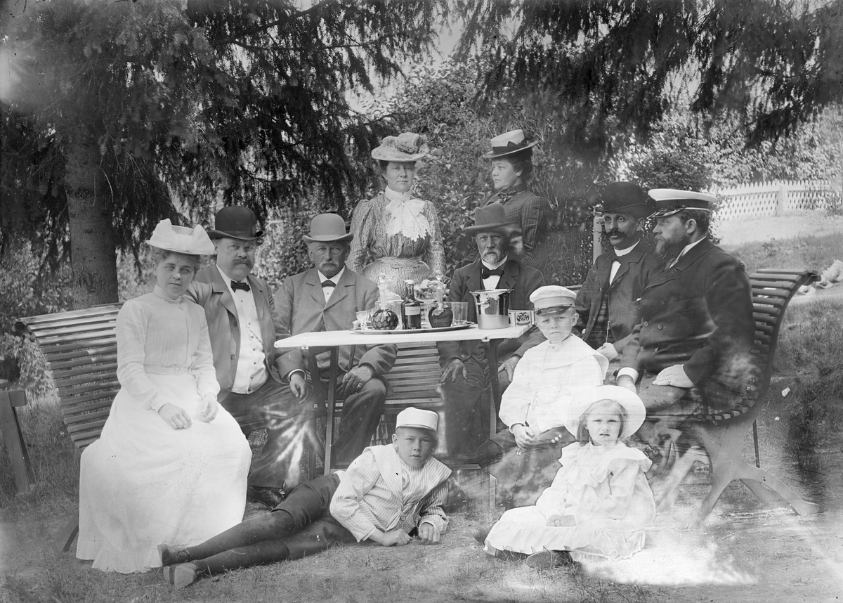 Handlarna Anders Strandberg och Victor Söderberg med familjer och vänner, Haga, Marielund, Funbo socken, Uppland omkring år 1900