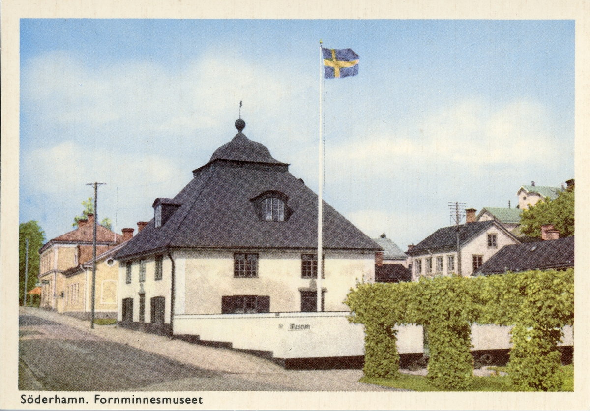 10 små vykort i färg med olika motiv från Söderhamn. Vykorten ligger i en pappersförpackning.