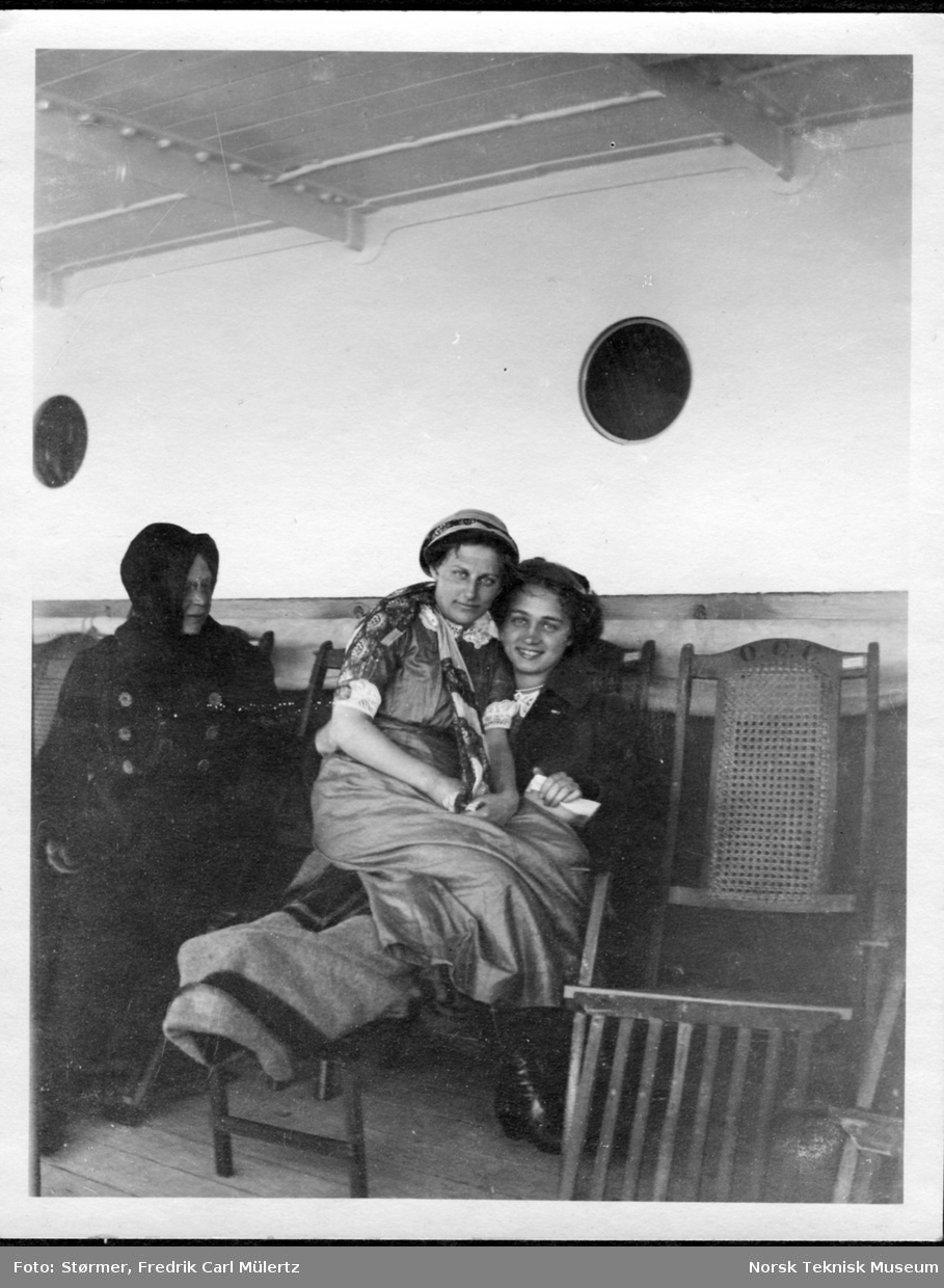 Tre damer på dekk på båten over Atlanterhavet