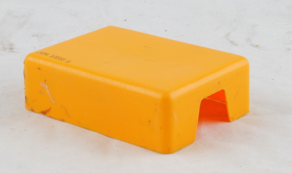 Underdel till tvålask av gul plast. (Lock, se Jvm 20555:4). Innehåller en liten använd tvål.
