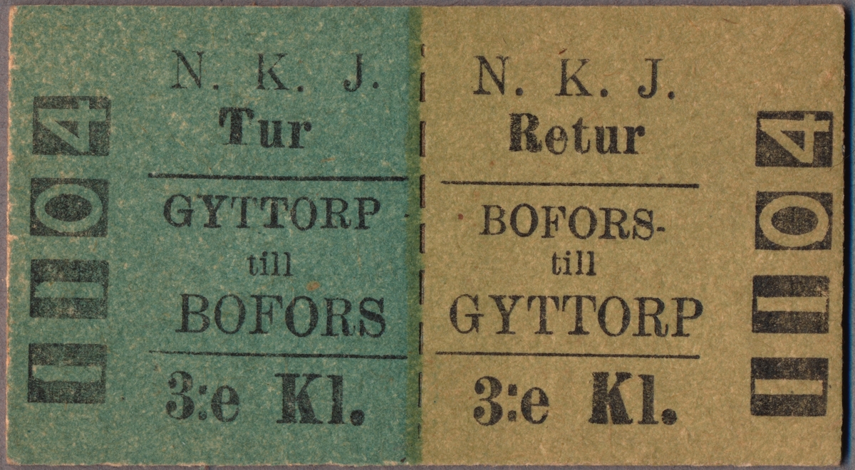Tvåfärgad biljett av kartong med följande tryckta text:
"N. K. J. Tur GYTTORP till BOFORS 3:e Kl.",
"N. K. J. Retur BOFORS till GYTTORP 3:e Kl.".
Biljetten som är grön och gulgrön har texten tryckt på långsidan. Den har en sträckad linje på mitten där respektive tur är tryckt på varsitt fält. På så vis är biljetten uppdelad som en "Tur" biljett och en "Retur" biljett. På båda kortsidorna står biljettnumret "1104".

Historik: Kjell Aghult har erhållit biljetten av Trafikinspektör Klas Samuelsson vid Norsbo-Bersbo Järnväg, NBJ, runt 1957. Han fick biljetten, som ingår i en samling, som tack för utförda tjänster, bland annat rapportskrivning.
Se bilaga till samling.