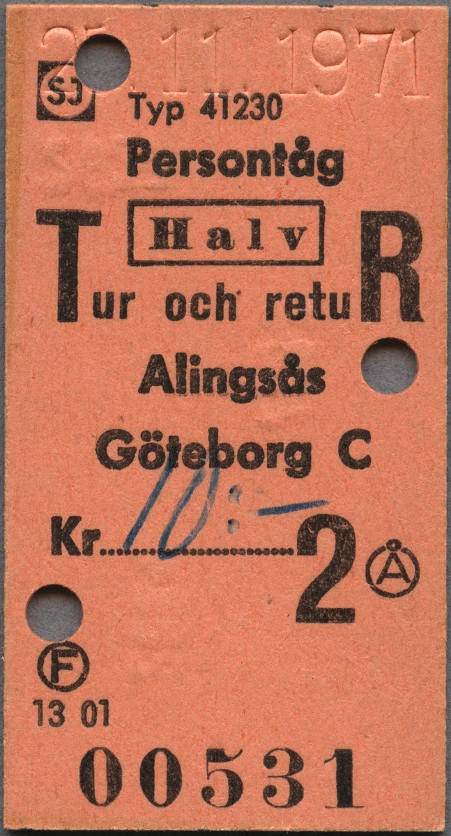Edmonsonsk biljett av brunrosa kartong med tryckt svart text:
"SJ Persontåg
Halv Tur och retuR
Alingsås - GÖTEBORG C
Kr 10:-00 2". 
Priset är handskrivet på en punkterad rad. SJ står inom en cirkel med biljettens färg samt en svart ram runtom. Biljetten har datumet 25. 11. 1971 präglat högst upp samt tre hål efter biljettång. F och Å står med en cirkel runt bokstäverna. När biljettången användes blev också "2827" och "2804" präglat på baksidan intill hålen. Biljettnumret "00531" står i nederkant. Det finns tre dubbletter med annat datum, biljettnummer och präglad text efter biljettången, i övrigt identiska med originalet.