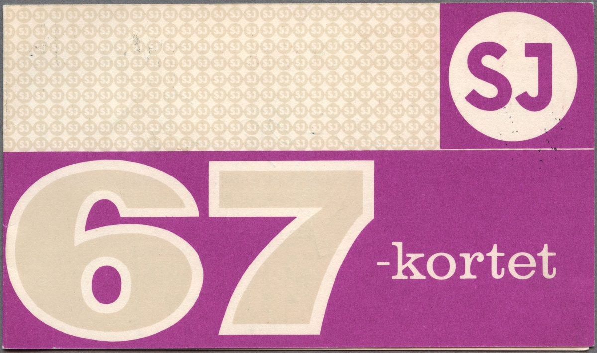 Tvåfärgat, delvis mönstrat årskort med ett uppslag och fram- och baksida. Hälften av framsidan är mönstrad med små grå cirklar med bokstäverna SJ i vitt och en rosa/lila fyrkant i ena hörnet med en vit cirkel och rosa/lila bokstäver SJ. Den andra hälften är rosa/lila och har texten "67-kortet" tryckt på framsidan, med siffrorna i grå färg och vit kontur. Vänstra sidan av uppslaget har rosa/lila tryckt text:
"SJ 67 - kort nr No 24419 Kr 20:- Utgåva 5
Gäller ett år fr o m den 05-09 1970
Kortet gäller endast med Er anteckning här [signatur]".
Längst ner står säljställets stämpel "SJ 74  5 SEP 1970 Göteborg C Biljettexpeditionen". Siffrorna "74" inramat. Det gamla priset "Kr 15:-" har svarta linjer över sig och det nya står tryckt med svart text under det gamla. "SJ" i början av texten står i rosa/lila inuti en vit cirkel  med en rosa/lila ram samt siffrorna "67" tryckta i rosa med en vit kontur. Övrig yta är mönstrad som framsidans övre del. Högra sidan av uppslaget har information/regler för kortet och skrivfält för de fyra resor som ingår i häftet samt deras färdbiljettnummer. Samtliga skrivfält, ifyllda för hand, har rosa vågformade rader och all text är rosa/lila. På baksidan finns mer information om regler/bestämmelser för kortet. Det finns tre dubbletter identiska med originalet förutom datum, stämplad text och färdbiljettnummer.