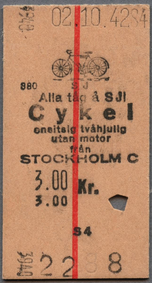 Edmonsonsk biljett av ljusbrun kartong med tryckt text i svart:
"SJ Alla tåg å SJ
Cykel ensitsig tvåhjulig utan motor
från STOCKHOLM C
3.00 Kr.".
Det finns en cykel tryckt över texten och längst ner står biljettnumret "2288". En röd linje går uppifrån och ner, i mitten av biljetten. Biljetten har datumet 02.10. 1942 och S4  stämplat längst upp, samt ett kantigt hål efter biljettång. Det finns två dubbletter, med andra biljettnummer, datum samt text efter datumet. I övrigt är de identiska med originalet.