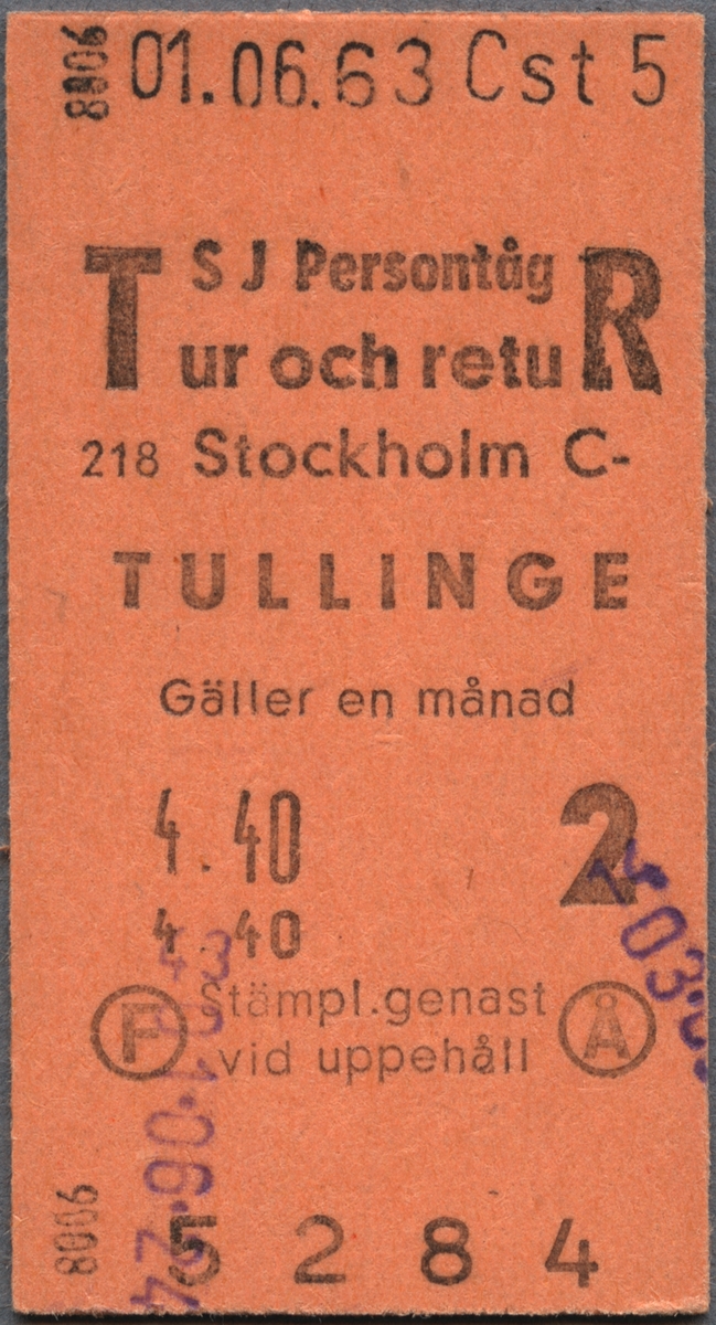 Brun Edmonsonsk biljett med tryckt text i svart:
"SJ Persontåg Tur och retuR
Stockholm C - TULLINGE
Gäller en månad 
4.40 2 
Stämpl. genast vid uppehåll".
Nedre delen av biljetten har ett stort "F", på vänster sida och ett stort "Å" på höger sida, som står inom svarta cirklar. Biljetten har datumet "01.06.63" och "Cst 5" stämplat i svart, högst upp. Längst ner står biljettnumret "5284". Biljetten har lilafärgade stämplade siffror.
Det finns femton dubbletter där samtliga har andra biljettnummer och datum, utom en som har samma datum som originalbiljetten.