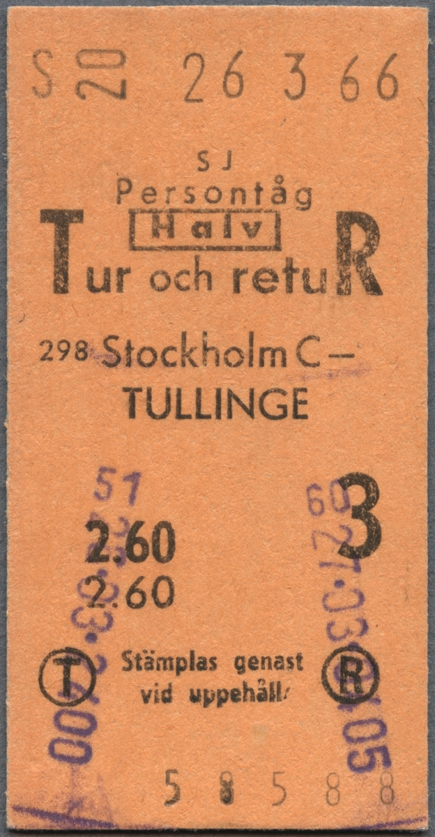 Brun Edmonsonsk biljett med tryckt text i svart:
"SJ Persontåg HALV Tur och retuR 
Stockholm C-TULLINGE
2.60 3 
Stämplas genast vid uppehåll".
Ordet "HALV" är inramat. Nedre delen av biljetten har ett stort f, på vänster sida och ett å på höger sida, som står inom svarta cirklar. Biljetten har datumet "26 3 66" stämplat i svart, högst upp. Längst ner står biljettnumret "58588". Det finns lilafärgade siffror efter en stämpel. 
Det finns tre dubbletter. Samtliga med andra biljettnummer och två har andra datum än originalbiljetten.