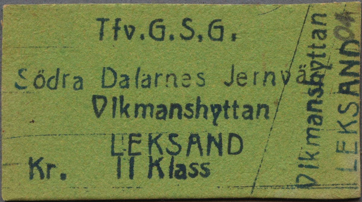 Grön Edmonsonsk biljett med tryckt text i svart:
"Tfv. G.S.G.
Södra Dalarnes Jernväg. 
Vikmanshyttan LEKSAND Kr. ll Klass".
Biljetten har texten tryckt på långsidan. Ett snett streck delar biljetten till höger, där endast resvägen är tryckt och siffrorna "04" är handskrivna med blyerts längst ut på kortsidan. Det finns tre dubbletter som är märkta med siffrorna 02-05  handskrivna med blyerts. Biljetten har blekts på grund av fuktskada.

Historik: Biljetten kommer från Vikmanshyttans station (Södra Dalarnes  Järnväg, SDJ). Skänkt till ÖSLJ genom bokdonation.
ÖSLJ är förkortning för Östra Södermanlands Järnväg, som är en museijärnväg.
Trafikförvaltningen Göteborg-Dalarne-Gävle, Tfv GDG bildades 1919, från tidigare Tfv Göteborg-Stockholm-Gävle, Tfv GSG som bildades redan 1909. Trafikförvaltningen var en sammanslutning för drift och underhåll av järnvägs- och busstrafik. Den var verksam fram till 1947, när samtliga ingående bolag införlivades med Statens Järnvägar, SJ.
