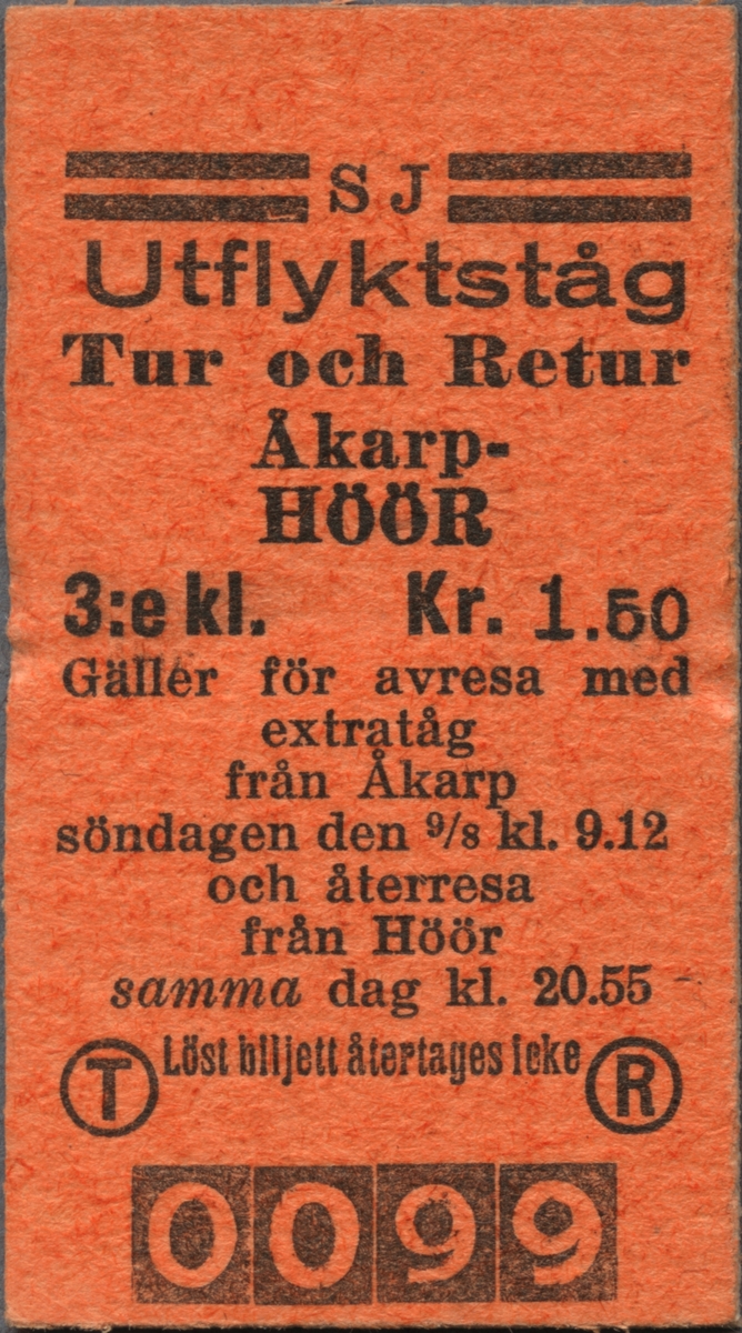 Brun Edmonsonsk biljett med tryckt text i svart:
"SJ Utflyktståg Tur och Retur
Åkarp-Höör 3:e kl. Kr. 1.50
Gäller för avresa med extratåg från Åkarp söndagen den 9/8 kl. 9.12 och återresa från Höör samma dag kl. 20.55 Löst biljett återtages icke".
I nederkant på vänster sida står ett stort "T" inom en cirkel och på höger sida finns ett motsvarande "R".
Två tjocka, svarta streck finns på var sida om bolagsnamnet och i nederkant står biljettnumret "0099".