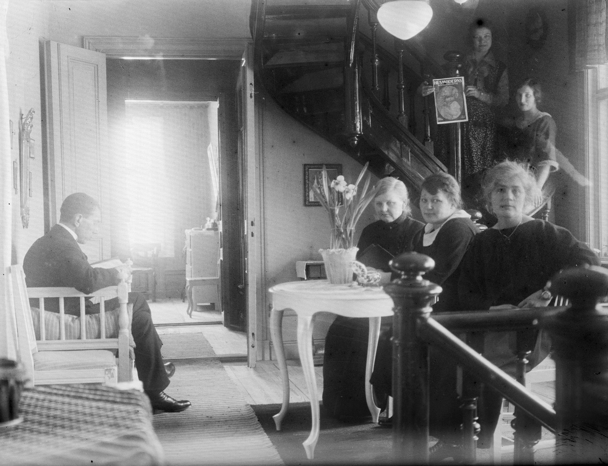 "Persongrupp i hallen, Einar i soffan och flickorna i trappan", Eklunda gård, Simtuna socken, Uppland 1924