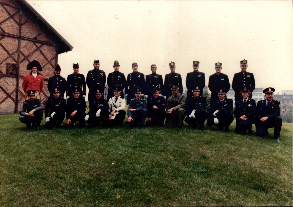 Deltakerne i uniformskavalkaden fotografert på Akershus festning