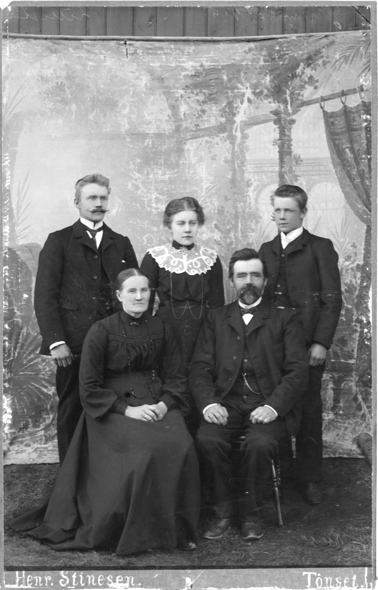 Portrett av familie - Nyhus (Ole (1883-1934), Georga (1885-), Berit (f.Kjøllmoen 1854-), Simen (1855-), Simon (1889-)