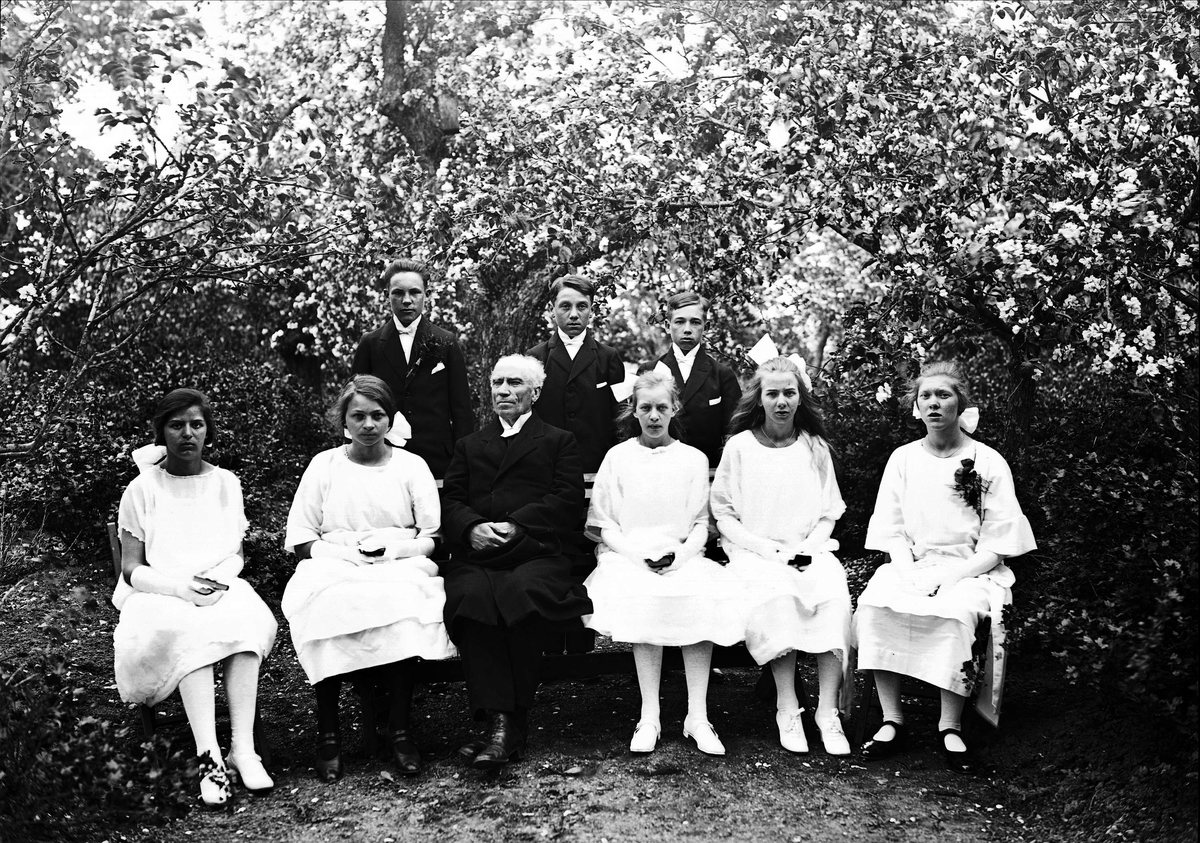 Kyrkoherde Brundin med konfirmander, Frösthult, Uppland 1925