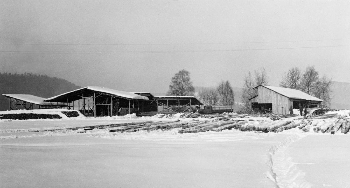 Gardssag bygd i tilknytning til skogeiendommen Flåten i Lisleherad i Heddal i Telemark.  Fotografiet er tatt vinterstid, på snødekt mark.  Sagbruket er plassert på ei åpen slette, der det var framkjørt en del tømmer med sikte på skurlastproduksjon.  Saghuset, en lang, rektangulær bygning, utført i bordkledd bindingsverk, ses til høyre i bildet.  Vi skimter også tre karer som antakelig arbeidet på saga på opptakstidspunktet.  Til venstre ser vi en del stolpebårne skur, antakelig bygd for å kunne stable materialer fra saga som skulle tørkes. 

Flåten-eiendommen ligger på østsida av Tinnåvassdraget, nord for Svelgfossen, i Lisleherad, som fra gammelt av var en del av Heddal herred, i dag Notodden kommune. 
