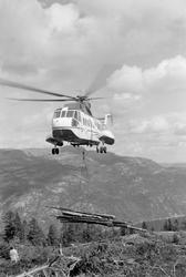 Helikopter av typen Sikorsky S 61 N, fotografert idet det va