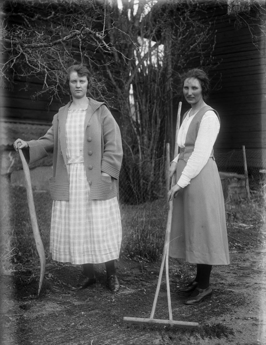 "Fröknar Ebba Hagman och Karin Berglund i arbete", Sävasta, Altuna socken, Uppland maj 1923