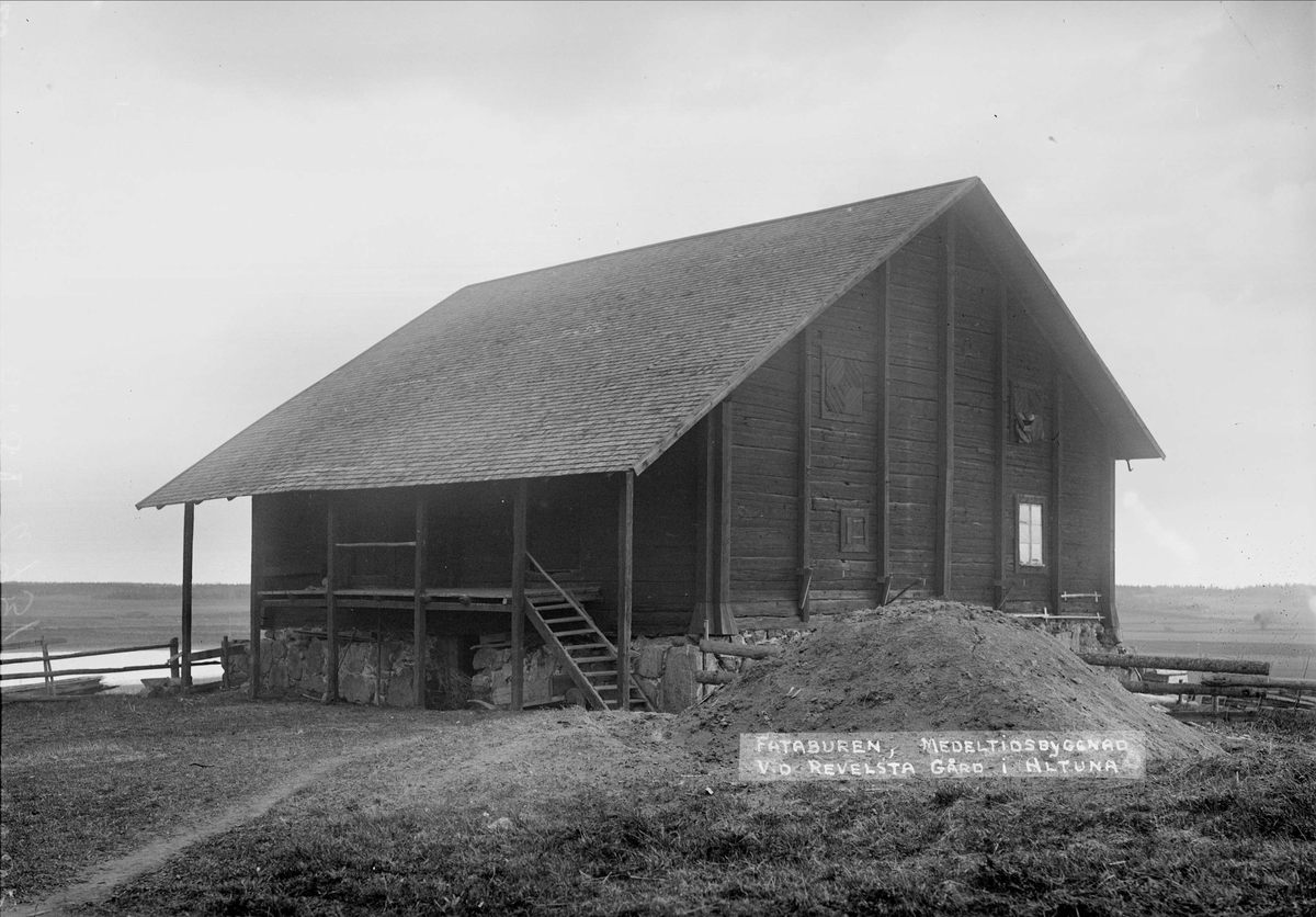 "Fataburen vid Revelsta gård i Altuna, byggnad från 1500-talet i stort format", Uppland 1923