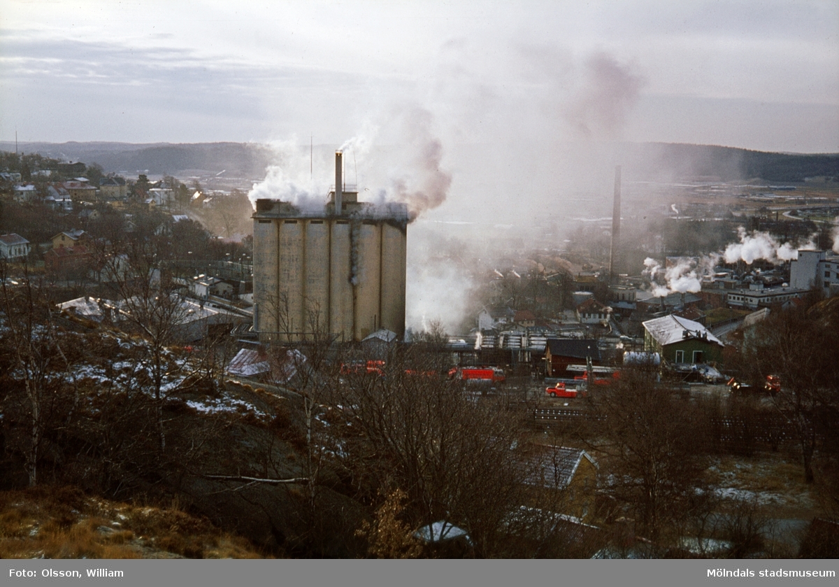 Soabs silotorn (för linfrö) och industriområde. I samband med brand och explosion i hetoljeanläggningen, 1980. Orsaken var att kvarblivet vatten expanderade i värmeslingorna. När man öppnade dörren tillfördes syre och hetoljan exploderade.
Mölndals Kvarnby syns i bakgrunden.