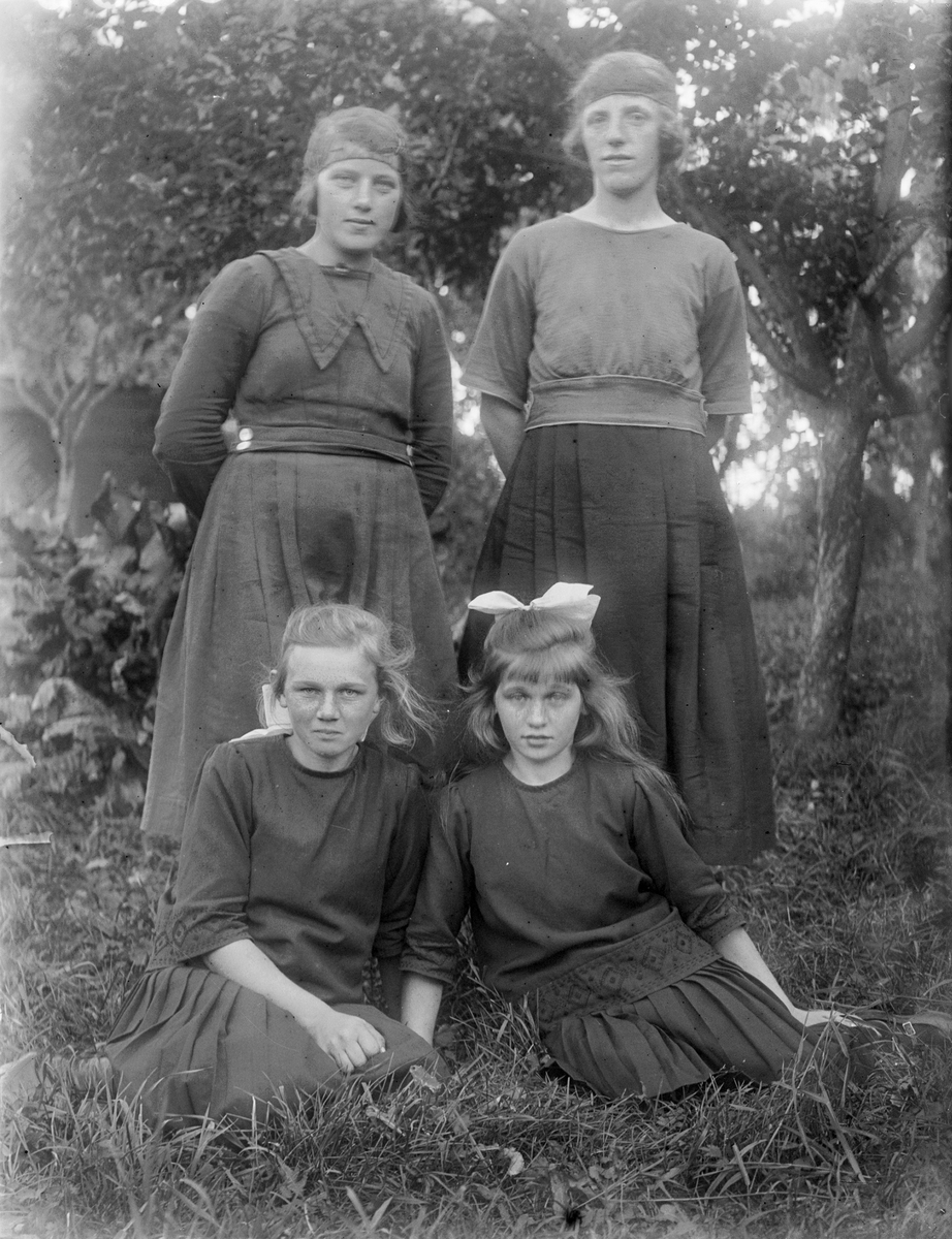 Linnea, Märta och Olga från Kålsta samt ytterligare en person, Uppland 1923