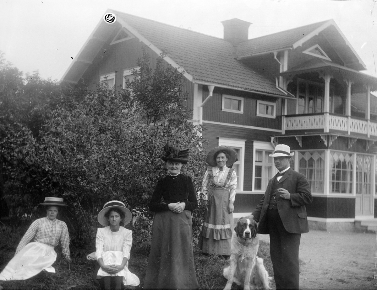 Teres och Alexis Karlinder med flera framför Karlinders hus i Drävle, Altuna socken, Uppland 1908