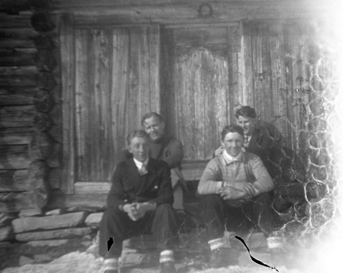 Fire menn foran hytte
