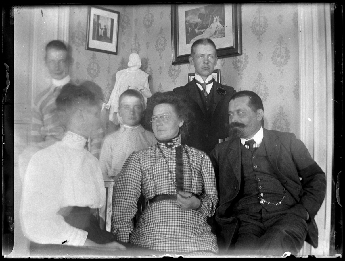 Familjen Torgny i salen i Willa St. Skedevi
