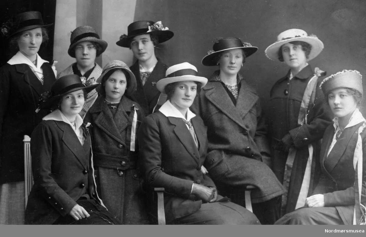 Foto av en gruppe unge moderne kvinner, her trolig med siste mote innen hatter. Det er ukjent hvem vi ser på bildet, samt når og hvor bildet er tatt. Fra Paulsen-samlingen, ved Nordmøre museums fotosamlinger.