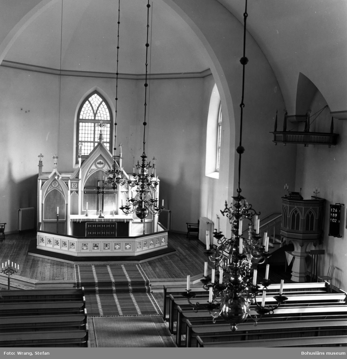Text till bilden:"Svenneby nya kyrka.Interiör mot koret".