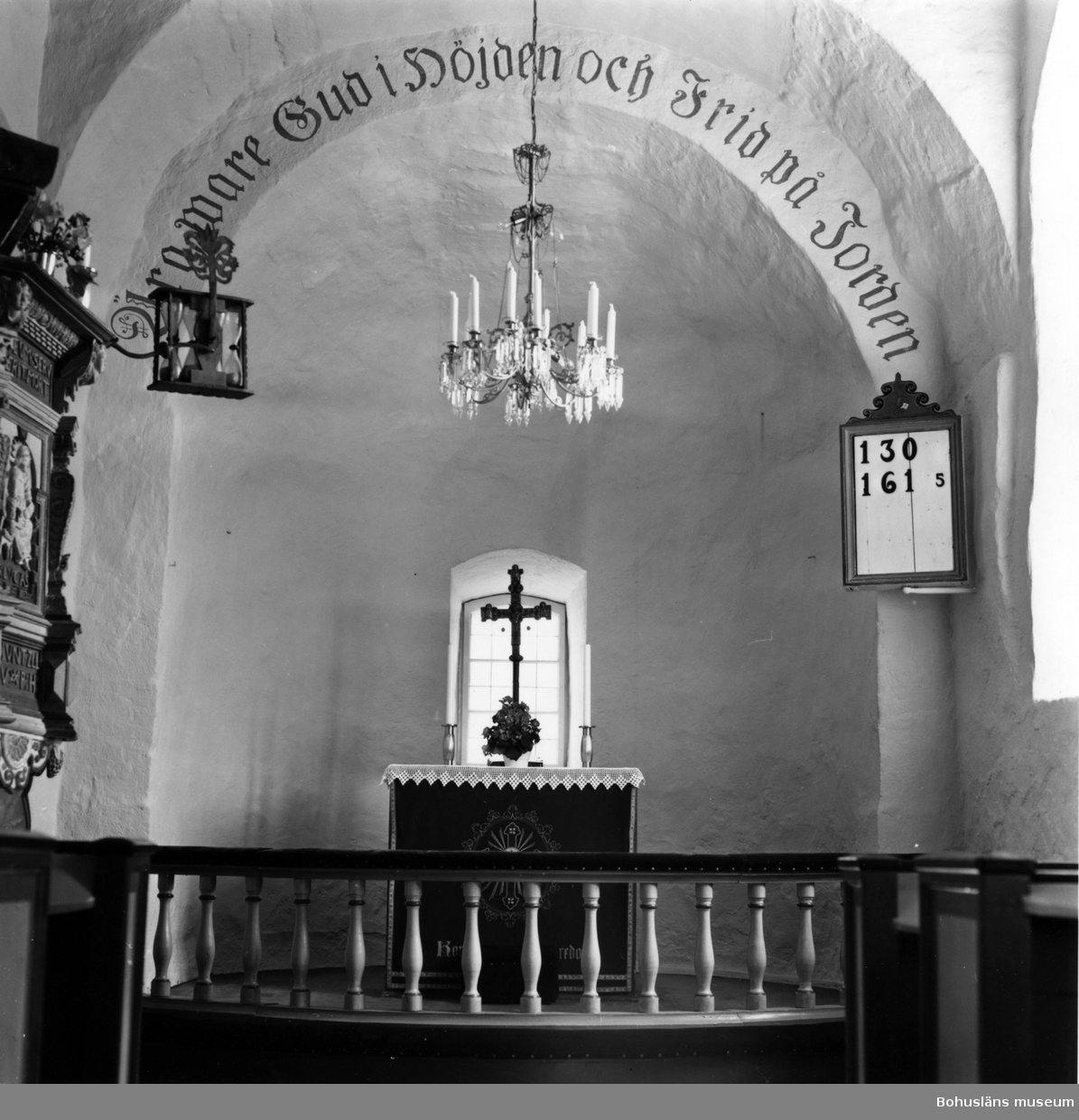 Text till bilden:"Bärfendals kyrka. Koret. Kopia av medeltidskrucifix".