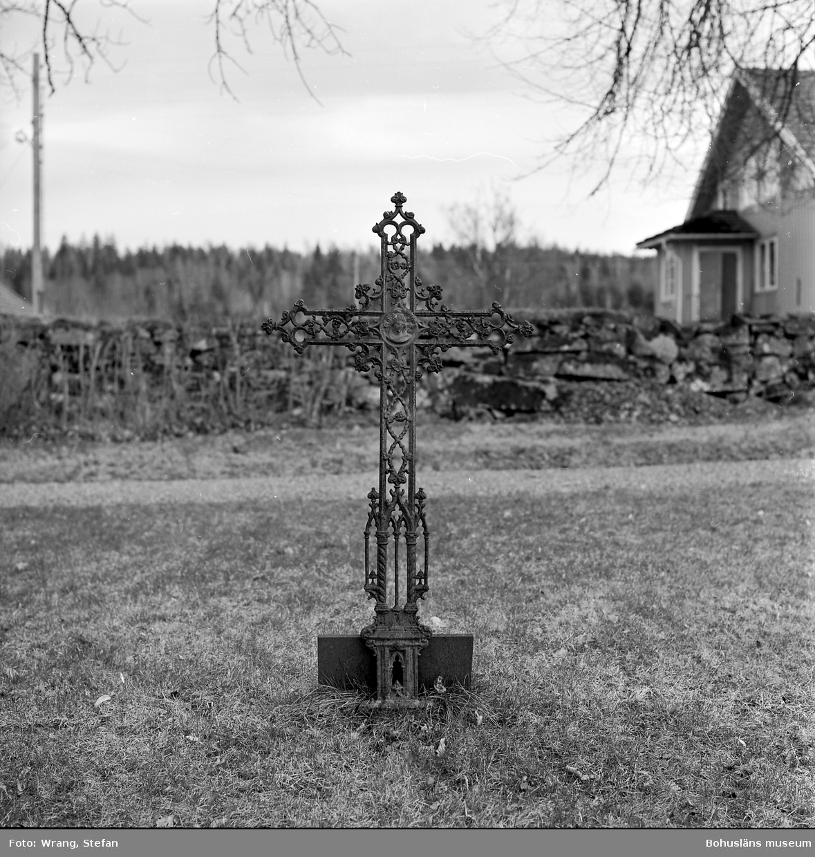 Text till bilden: "Sanne kyrka. Smideskors, öster om kyrkan".