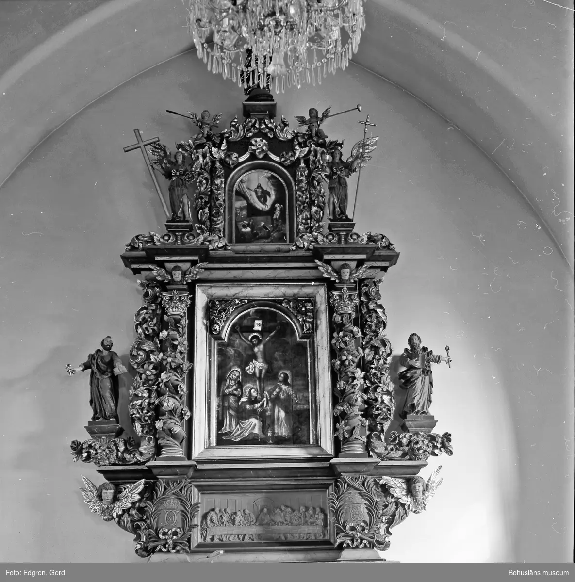 Text till bilden: "Tegneby kyrka. Altartavlan. Niels Läs 1696? och Erik Eriksson Grijsl".