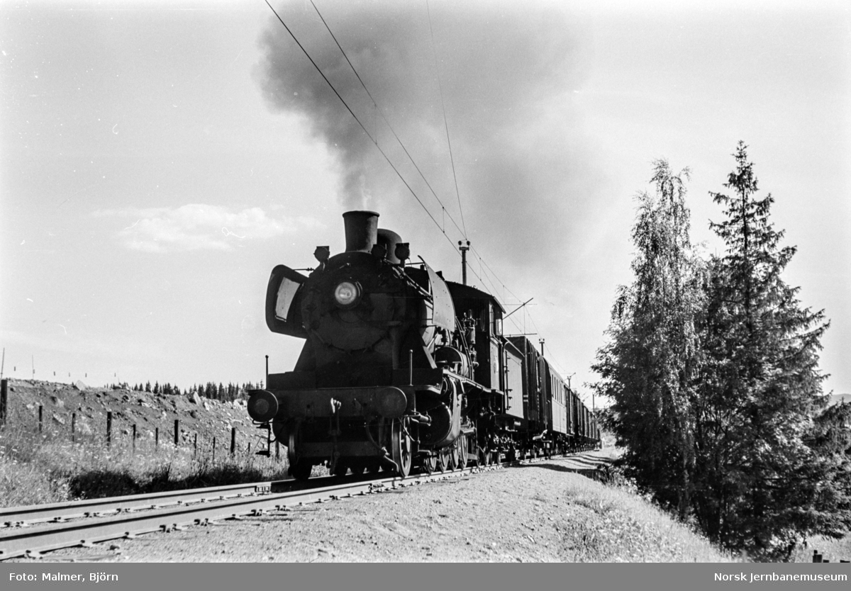 Damplokomotiv type 24b nr. 264 med godstog til Skreia kjører ut fra Eina stasjon.