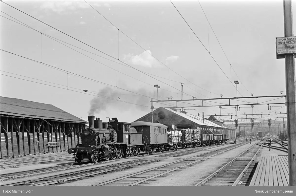 Damplokomotiv type 21c nr. 372 med godstog på Kongsvinger stasjo.