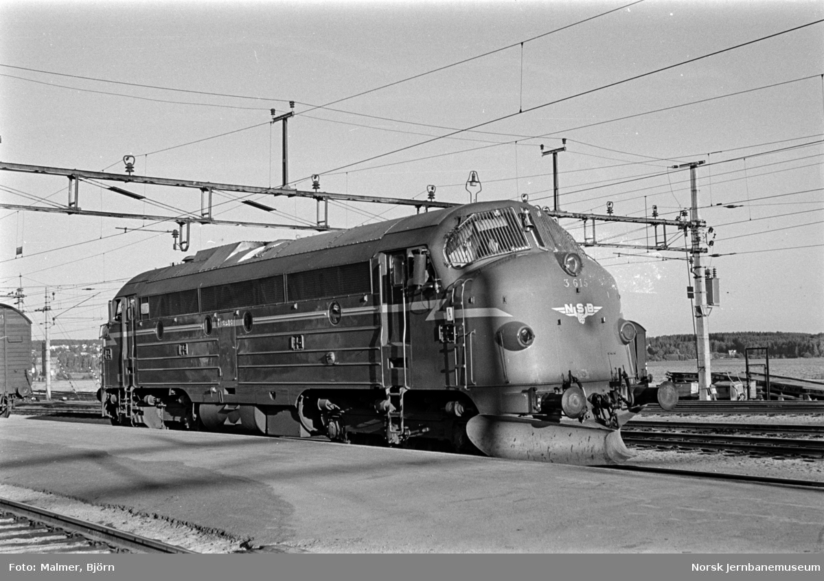 Diesellokomotiv type Di 3 nr. 615 på Hamar stasjon.