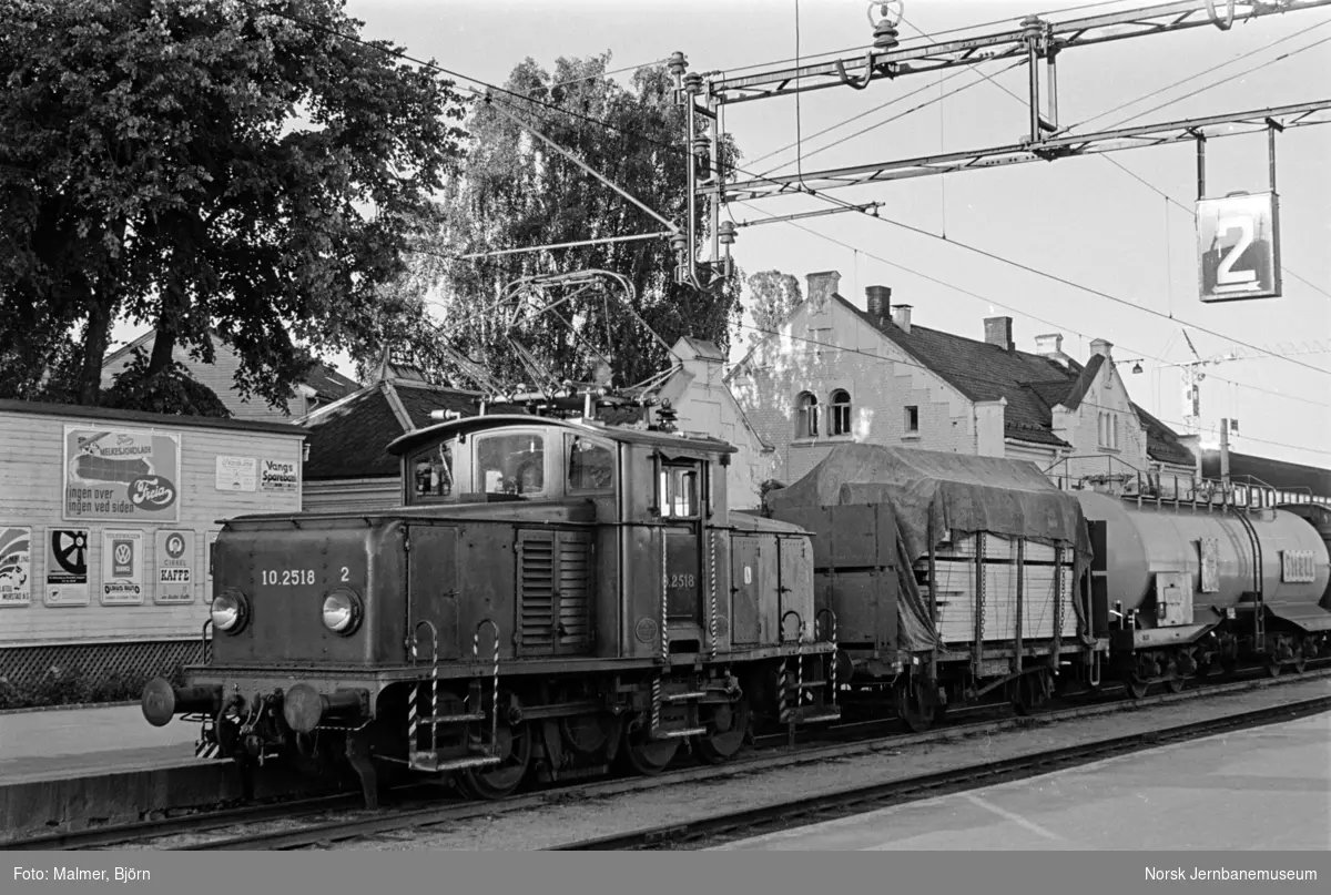 Skiftelokomotiv type El 10 nr. 2518 på Hamar stasjon.