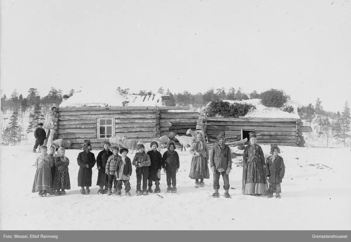 Skoltesamer fotografert i en russisk skoltelandsby,1898 (Øvre skolteby)