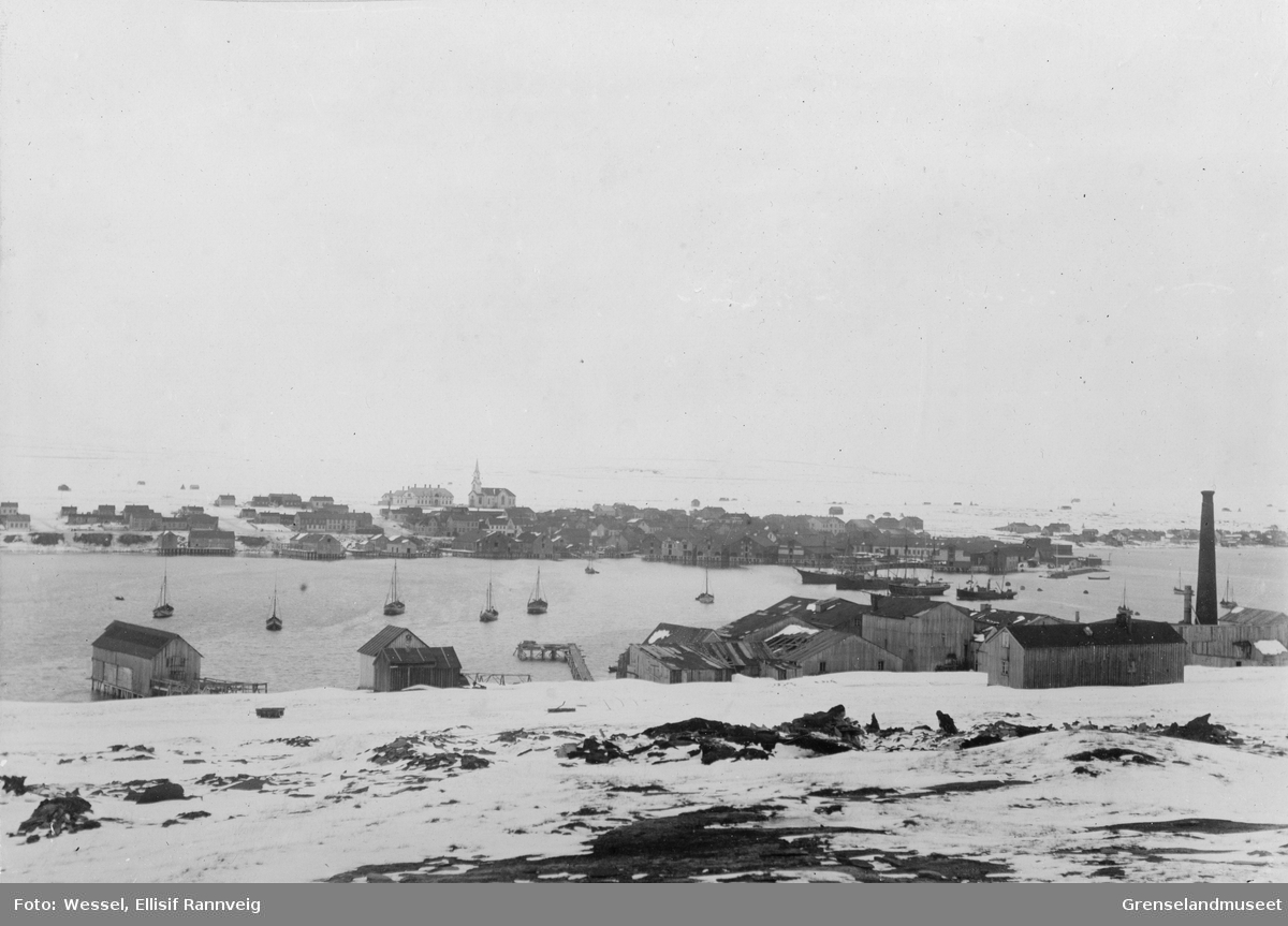Vadsø Havn, våren 1897. Til høyre Sven Foyns hvalstasjon.