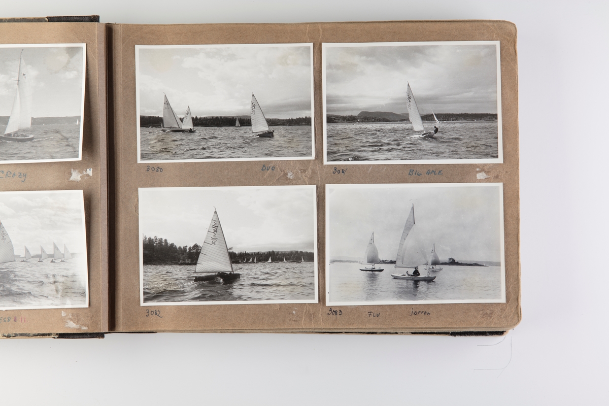 Album med fotografier av seilbåter fra regattaer i 1953.