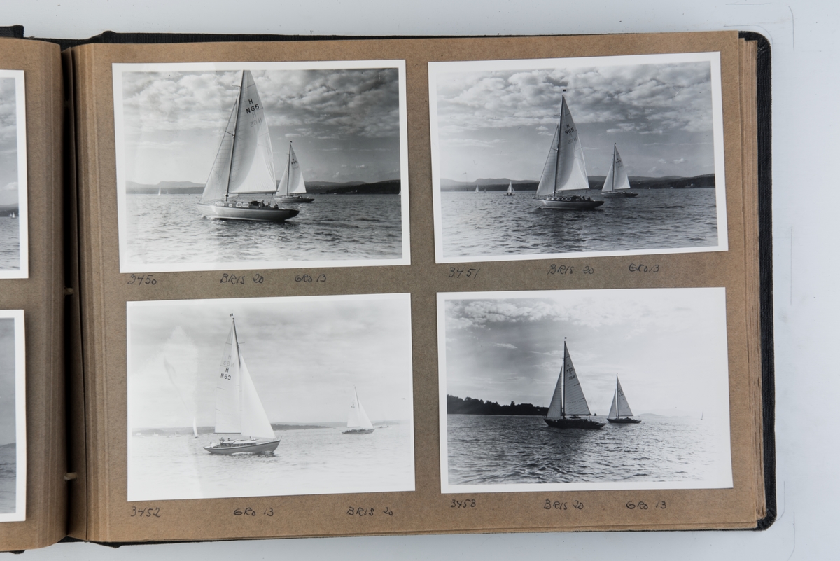 Album med fotografier av seilbåter fra regattaer i 1954-1956.
