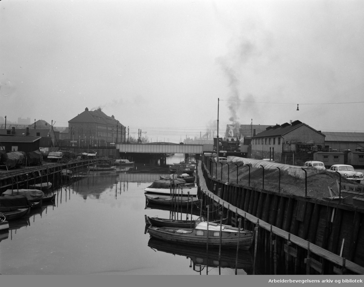 Akerselva. Småbåter på elva. November 1951.