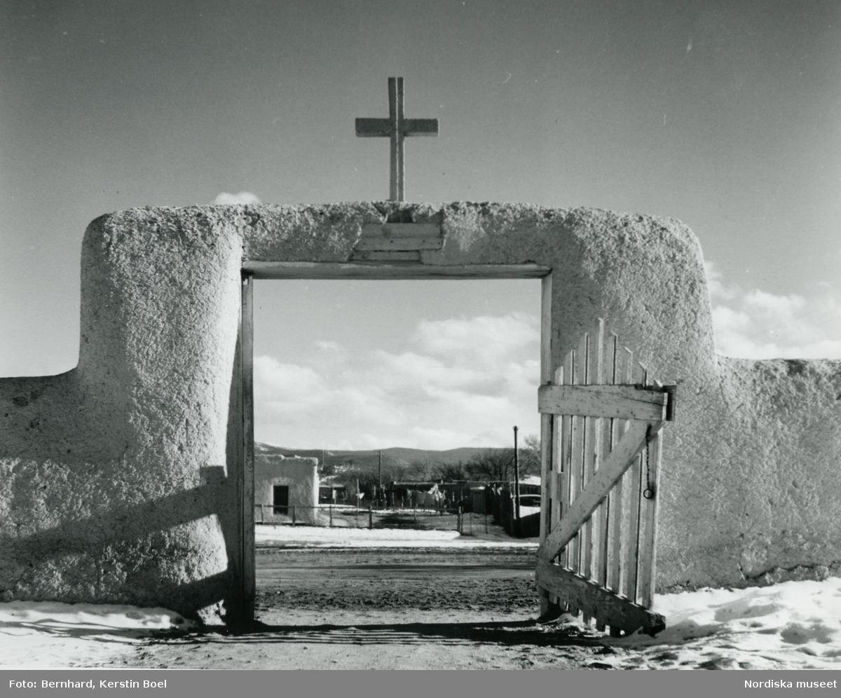 Kyrkogårdsmur med träkors över portöppningen. New Mexico, USA.