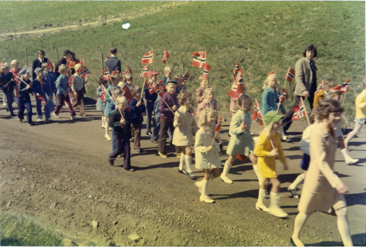 17. maitog utenfor Solheimsfeltet i Olstadalen på vei mot kirken. 1973.
