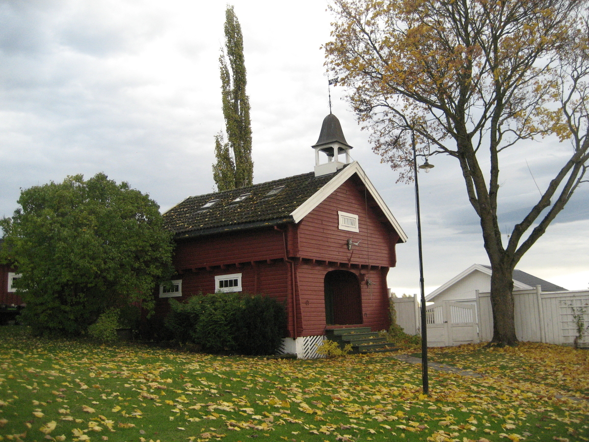 Klokketårnet på Lund har buet telttak. Det står på stabburet, og er i god stand. Værhanen har påskriften «K & OL 1945». Årstallet referer til byggeåret for stabburet.