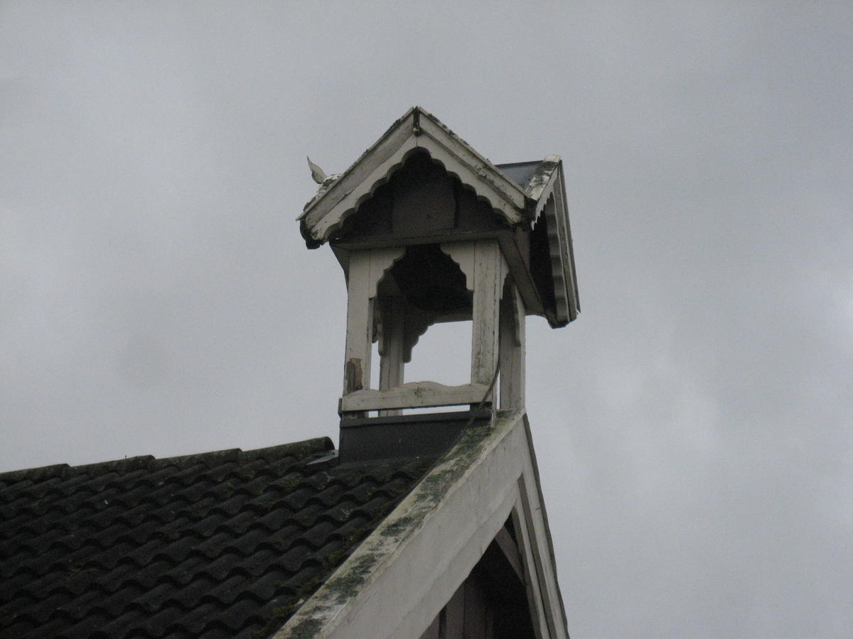 Klokketårnet på Berg vestre har kryssformet saltak (lanterneform) og sveitserstildetaljer. Tårnet står på stabburet, og er i middels stand. Det er ingen værhane.