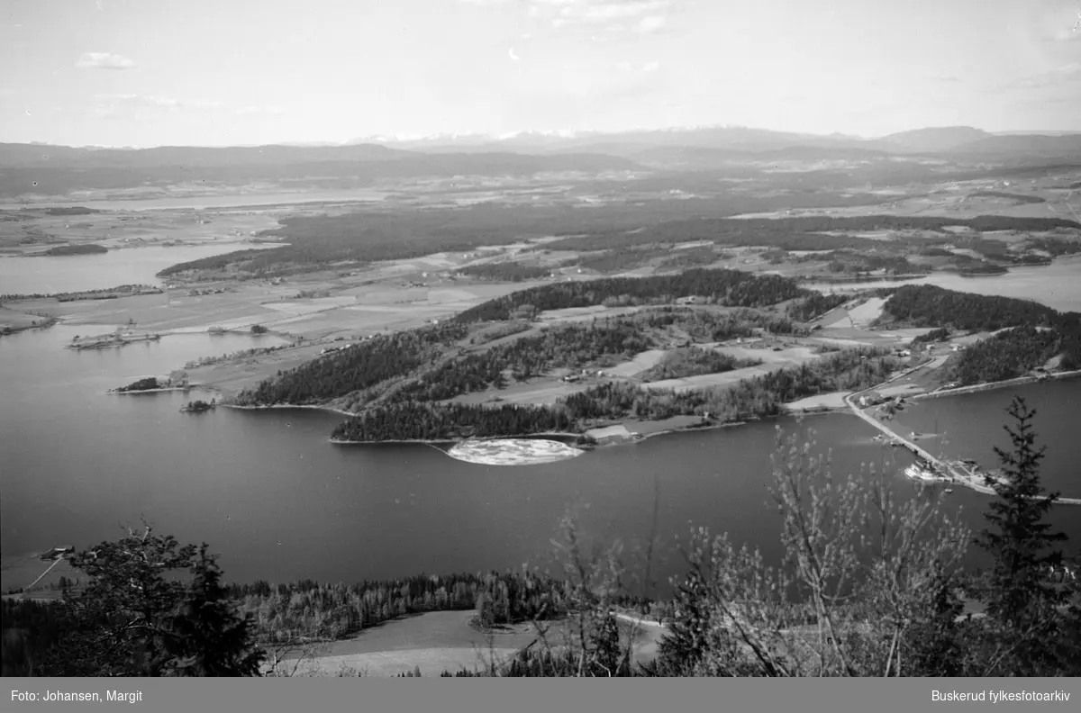 ant. Dronningens utsikt ned mot Tyrfjorden og Steinfjorden med Kroksund ...