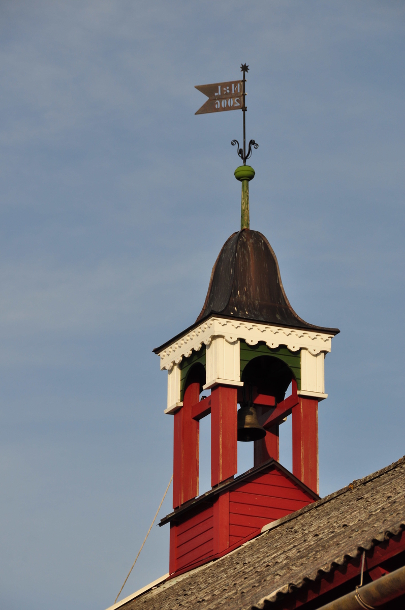 Klokketårnet på Deglum lille er plassert sentralt i tunet på den ene fløyen på låven, og er derfor godt synlig. Det opprinnelige tårnet kan dateres til 1889 og ble totalrestaurert i 2006. Tårnet er i god stand og preges i stor grad av det karakteristiske taket i kobber. Takets form er et telttak med svung, og er en god representant for området.
Tårnet er høyreist med tre farger. Selve konstruksjonen er rød, mens ornamentering og dekor er fargesatt med grønn og hvit. Stilen på klokketårnet er en type overgangsstil fra empire til sveitserstil.