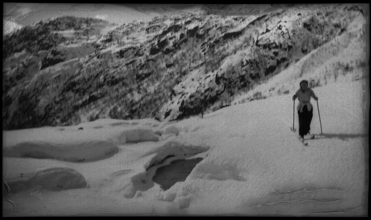 Ei kvinne på skitur mellom Nesflaten i Suldal og Støladalen, antageligvis i Vindafjord kommune.