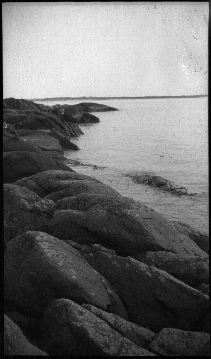 Finn Johannessen, Lindtner og Wilhelm Hatleskog ved kysten ved Hellestø. På bilde nr. 7 er Finn Johannessen. På bilde nr. 12 er Lindtner til venstre og Wilhelm Hatleskog til høyre. Skardasanden ligger til venstre for dem. Det er også bilder av en fjording og et lam, samt robåter fortøyd i ei vik og på land ved noen naust.