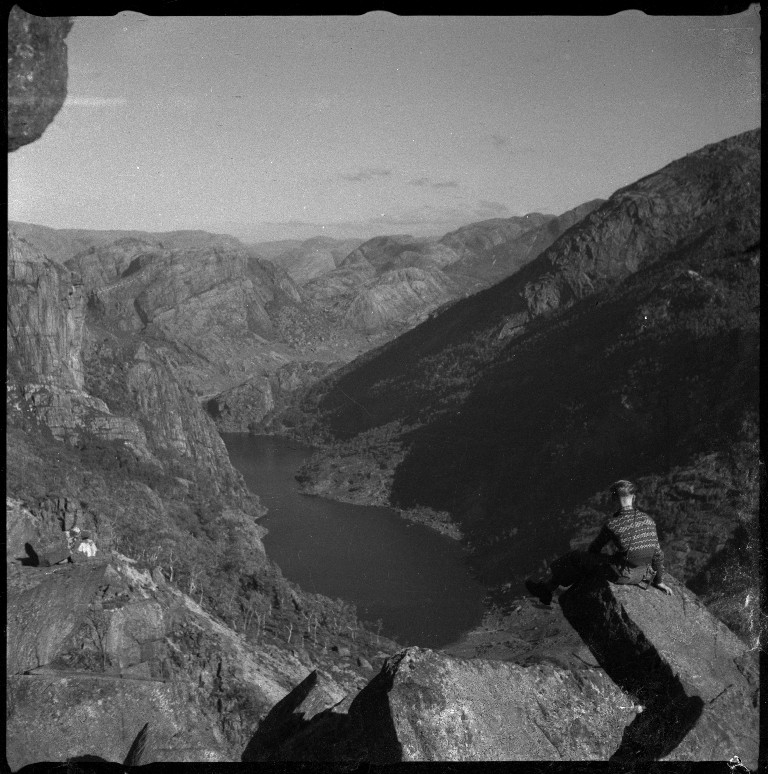 Bilder fra fjelltur mellom Vika og Eidane ved Lysefjorden. Bilde nr. 1 viser Øvreidane sett fra vest. Bilde nr. 2 og 6 er av Lysefjorden. Wilhelm Hatleskog er på bilde nr. 3. Vassbotnen er på bilde nr. 4. Lindtner går etter Wilhelm Hatleskog på bilde nr. 9.